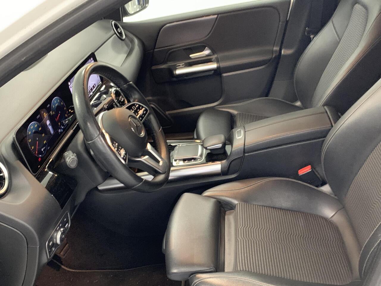 Mercedes-Benz B-KLASSE 180 Premium TREKHAAK | ACHTERUITRIJCAMERA | PARKEERSENSOREN VOOR-EN ACHTER | 18" LICHTMETALEN VELGEN