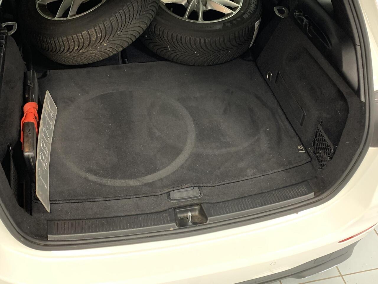 Mercedes-Benz B-KLASSE 180 Premium TREKHAAK | ACHTERUITRIJCAMERA | PARKEERSENSOREN VOOR-EN ACHTER | 18" LICHTMETALEN VELGEN