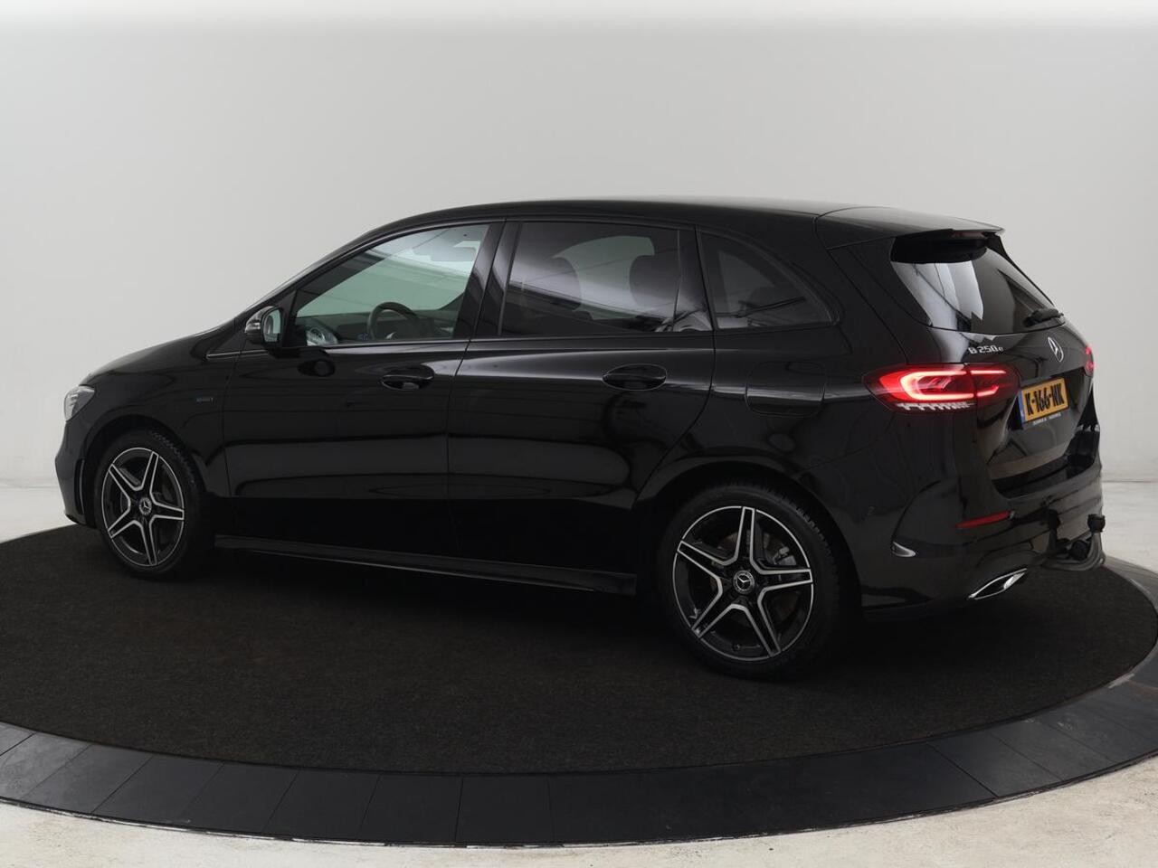 Mercedes-Benz B-KLASSE 250e AMG | Trekhaak | Carplay | Stoelverwarming | Leder/Alcantara | Camera | Widescreen | Full LED | Navigatie | Park Assist | Climate control | Cruise control | PHEV | Plug In