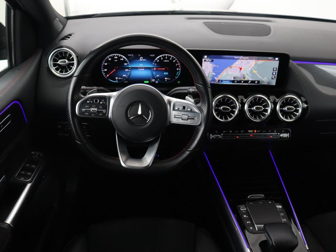 Mercedes-Benz B-KLASSE 250e AMG | Trekhaak | Carplay | Stoelverwarming | Leder/Alcantara | Camera | Widescreen | Full LED | Navigatie | Park Assist | Climate control | Cruise control | PHEV | Plug In