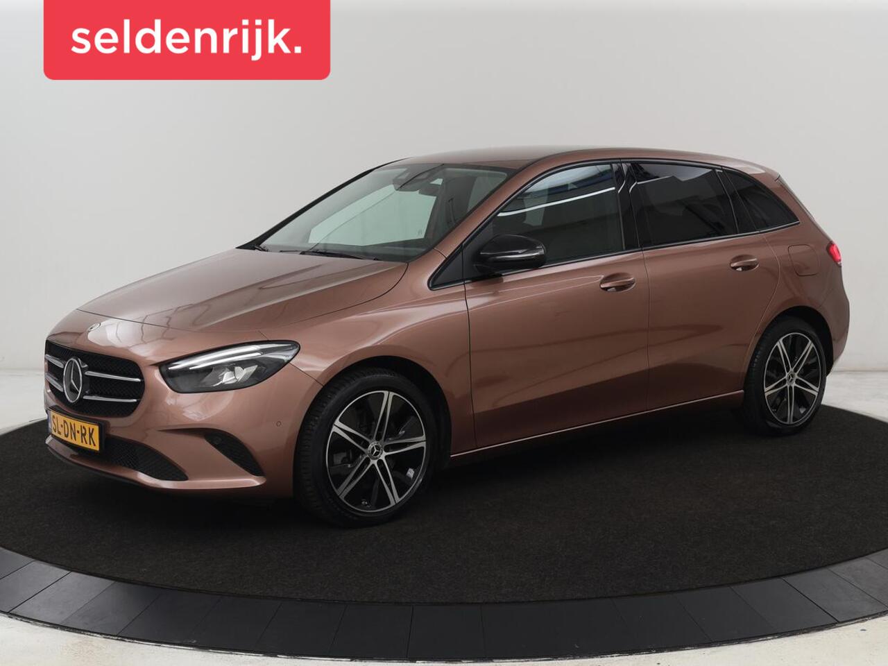 Mercedes-Benz B-KLASSE 250e Urban Night | Adaptive cruise | Stoelverwarming | Camera | Carplay | Sfeerverlichting | Half leder | Full LED | Widescreen | Park Assist | Navigatie | PHEV | Plug In