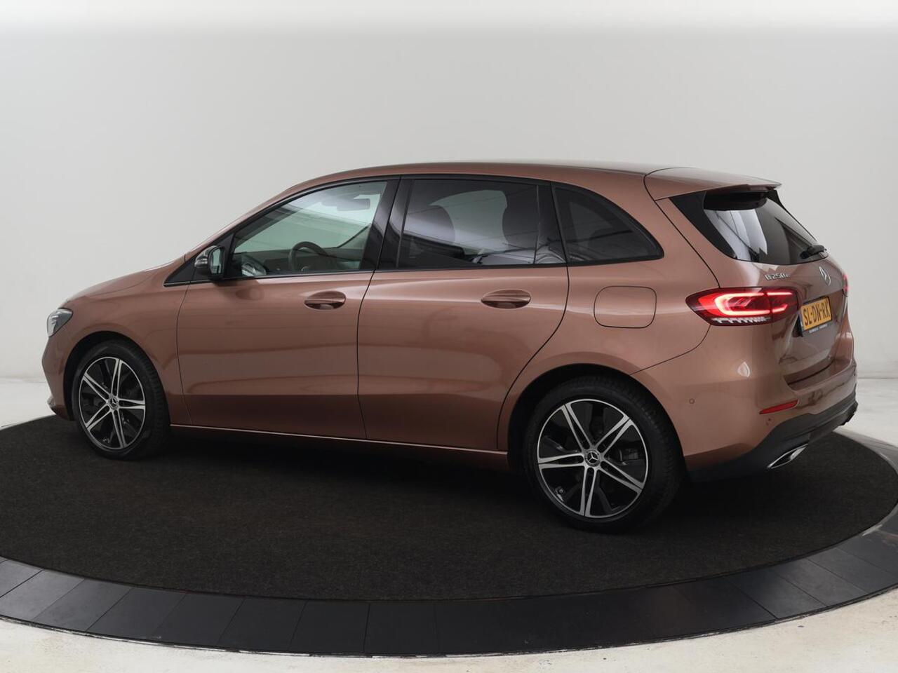 Mercedes-Benz B-KLASSE 250e Urban Night | Adaptive cruise | Stoelverwarming | Camera | Carplay | Sfeerverlichting | Half leder | Full LED | Widescreen | Park Assist | Navigatie | PHEV | Plug In