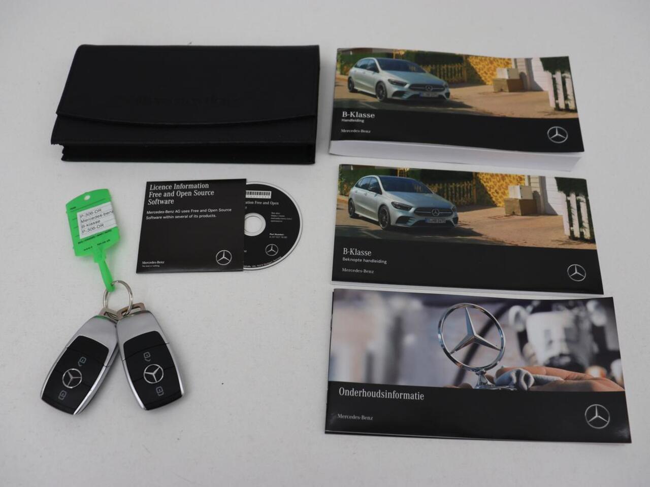 Mercedes-Benz B-KLASSE 180 Business Solution | Panoramadak | Stoelverwarming | Carplay | Camera | Half leder | Navigatie | Park Assist | Keyless | Widescreen | Full LED