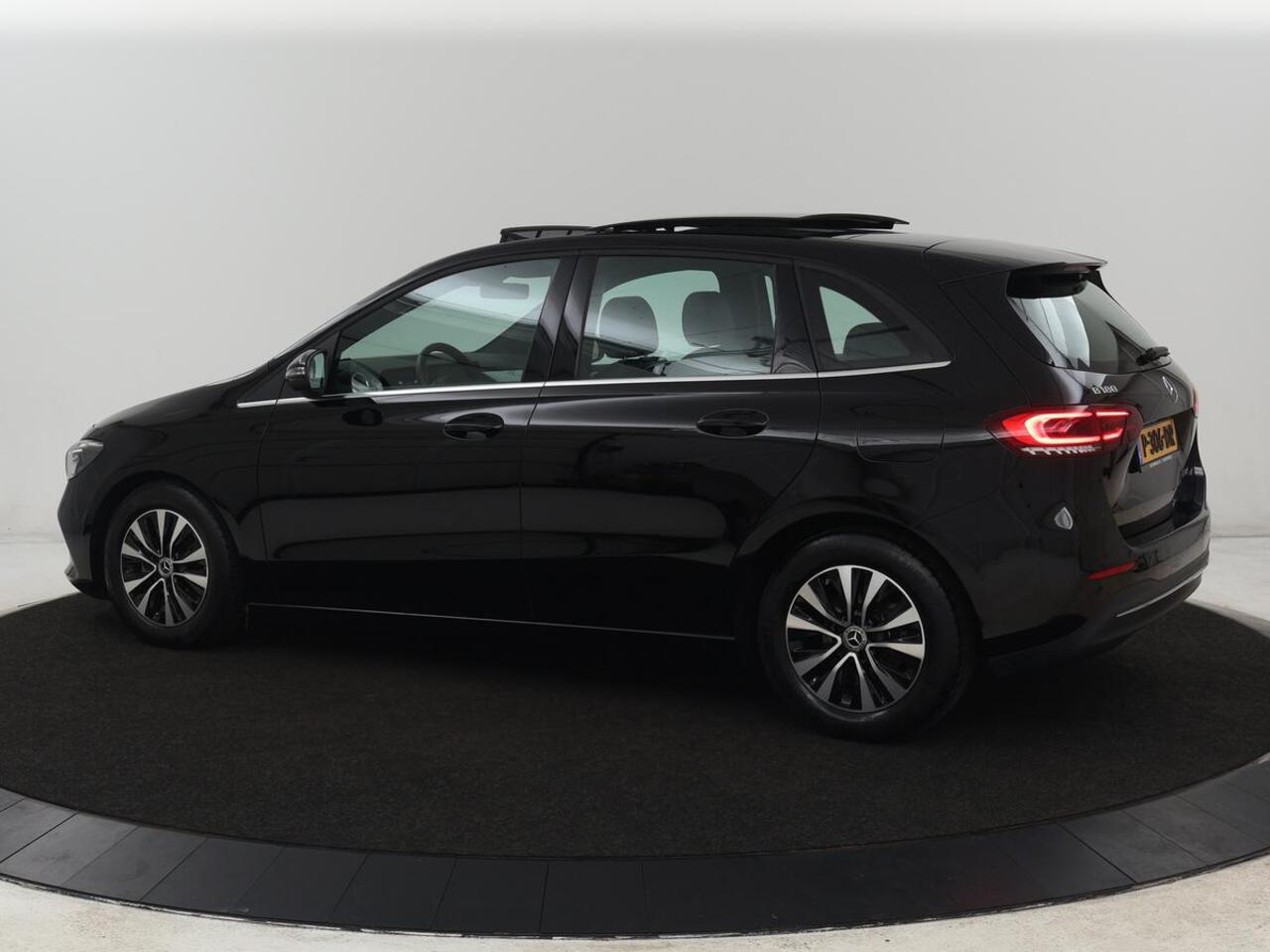 Mercedes-Benz B-KLASSE 180 Business Solution | Panoramadak | Stoelverwarming | Carplay | Camera | Half leder | Navigatie | Park Assist | Keyless | Widescreen | Full LED