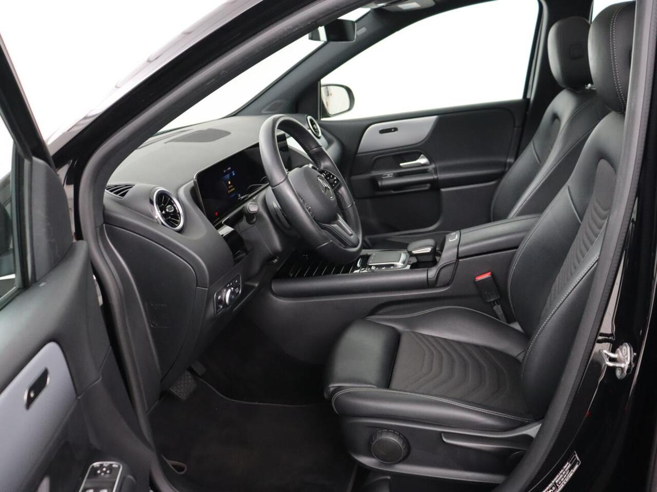 Mercedes-Benz B-KLASSE 180 Business Solution | Panoramadak | Stoelverwarming | Carplay | Camera | Half leder | Navigatie | Park Assist | Keyless | Widescreen | Full LED