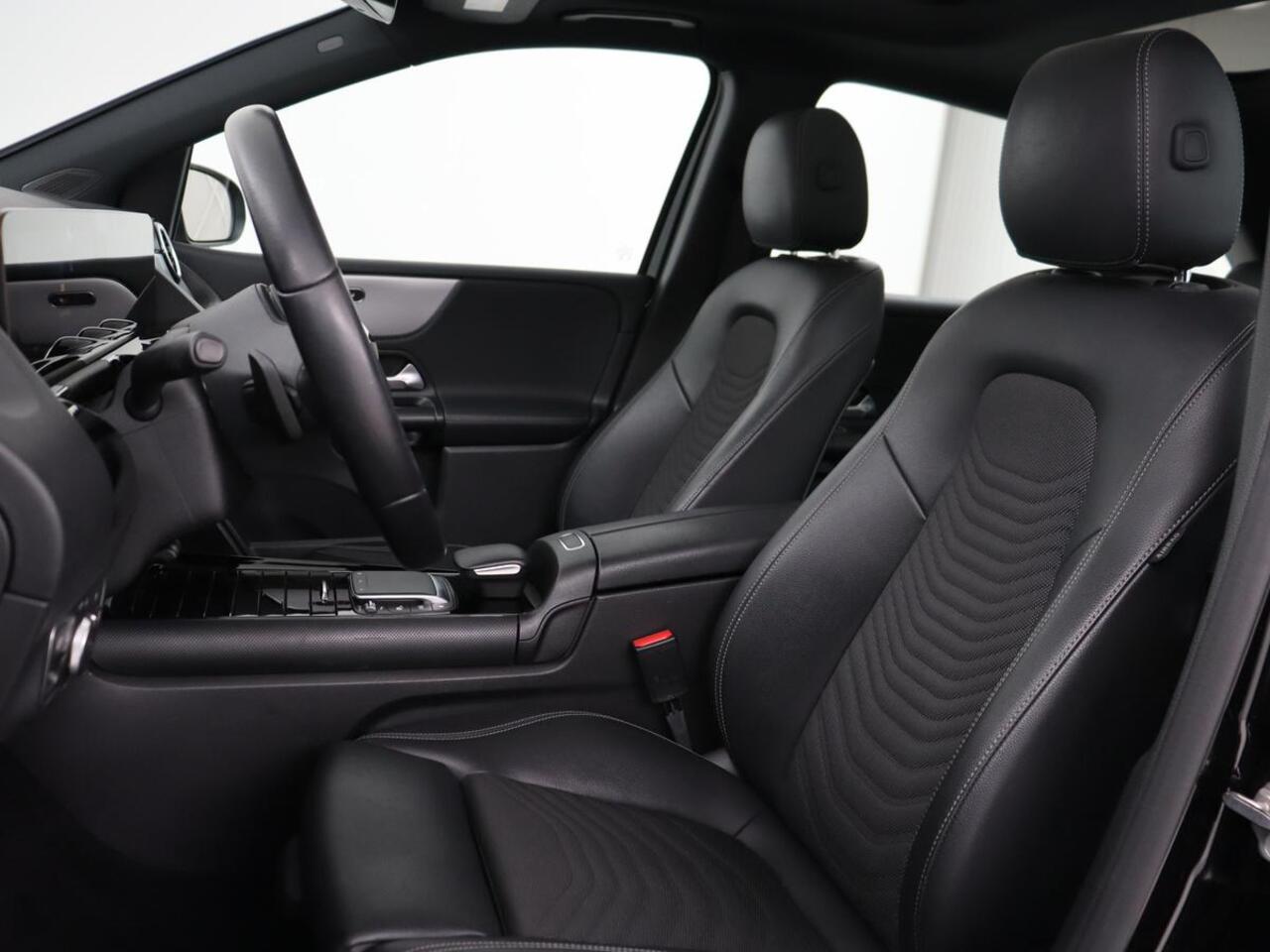 Mercedes-Benz B-KLASSE 180 Business Solution | Panoramadak | Stoelverwarming | Carplay | Camera | Half leder | Navigatie | Park Assist | Keyless | Widescreen | Full LED