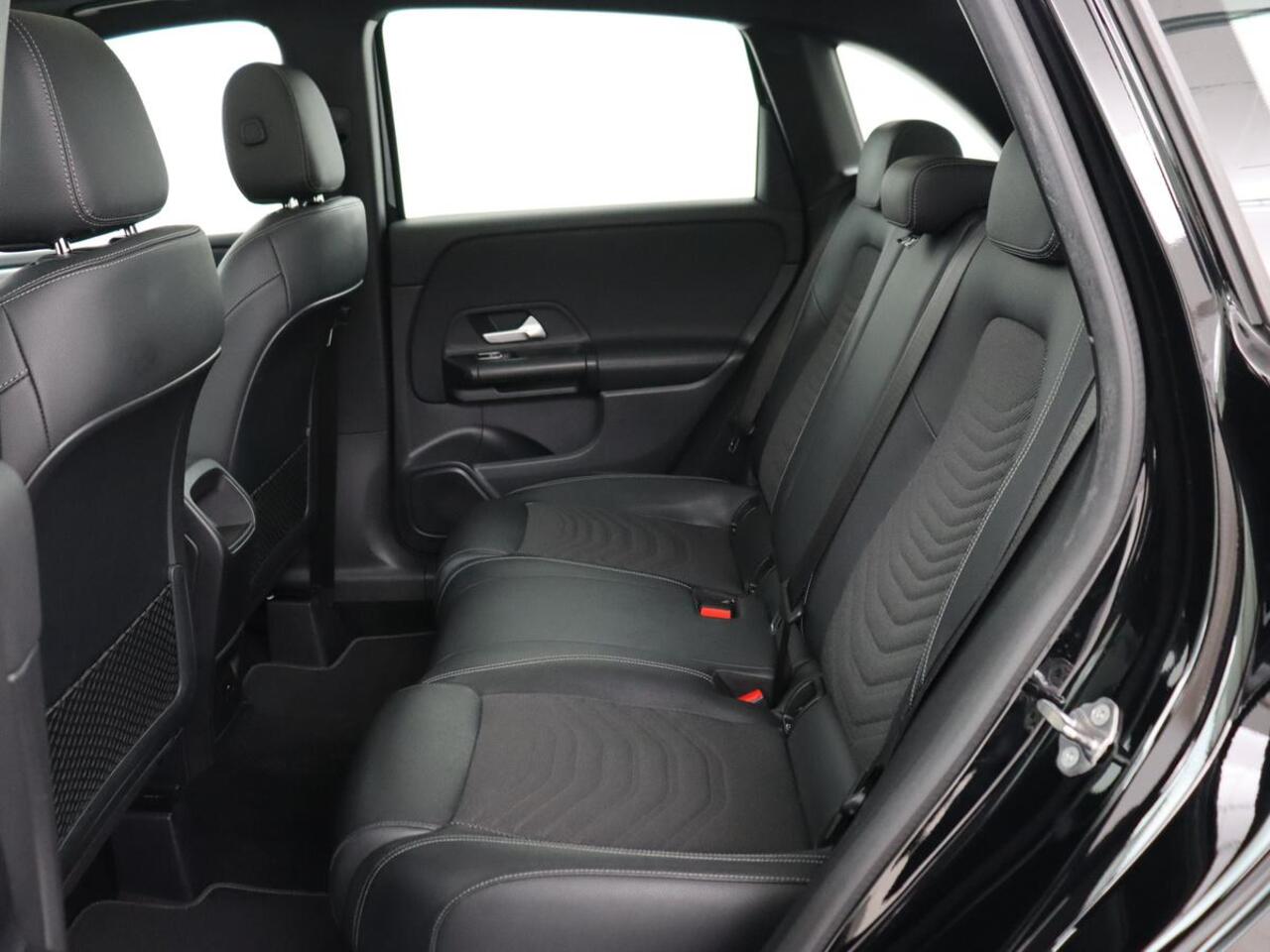 Mercedes-Benz B-KLASSE 180 Business Solution | Panoramadak | Stoelverwarming | Carplay | Camera | Half leder | Navigatie | Park Assist | Keyless | Widescreen | Full LED