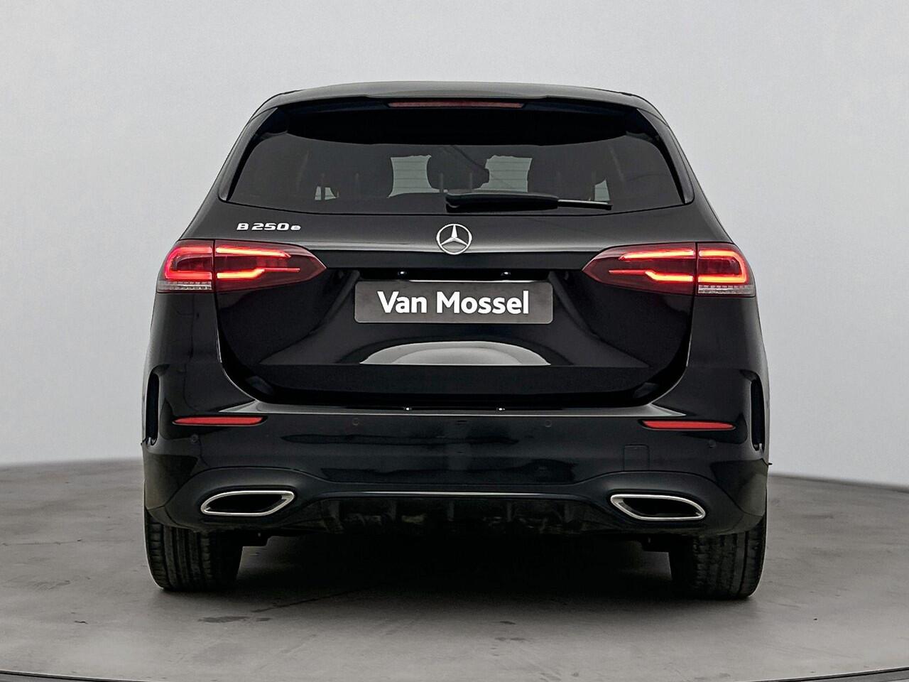Mercedes-Benz B-KLASSE 250 e AMG Line 218PK | Automaat | Stoelverwarming | Half-Lederen Bekleding | Navigatie | Achteruitrijcamera | Elektrische Achterklep | Carbon Dashboard