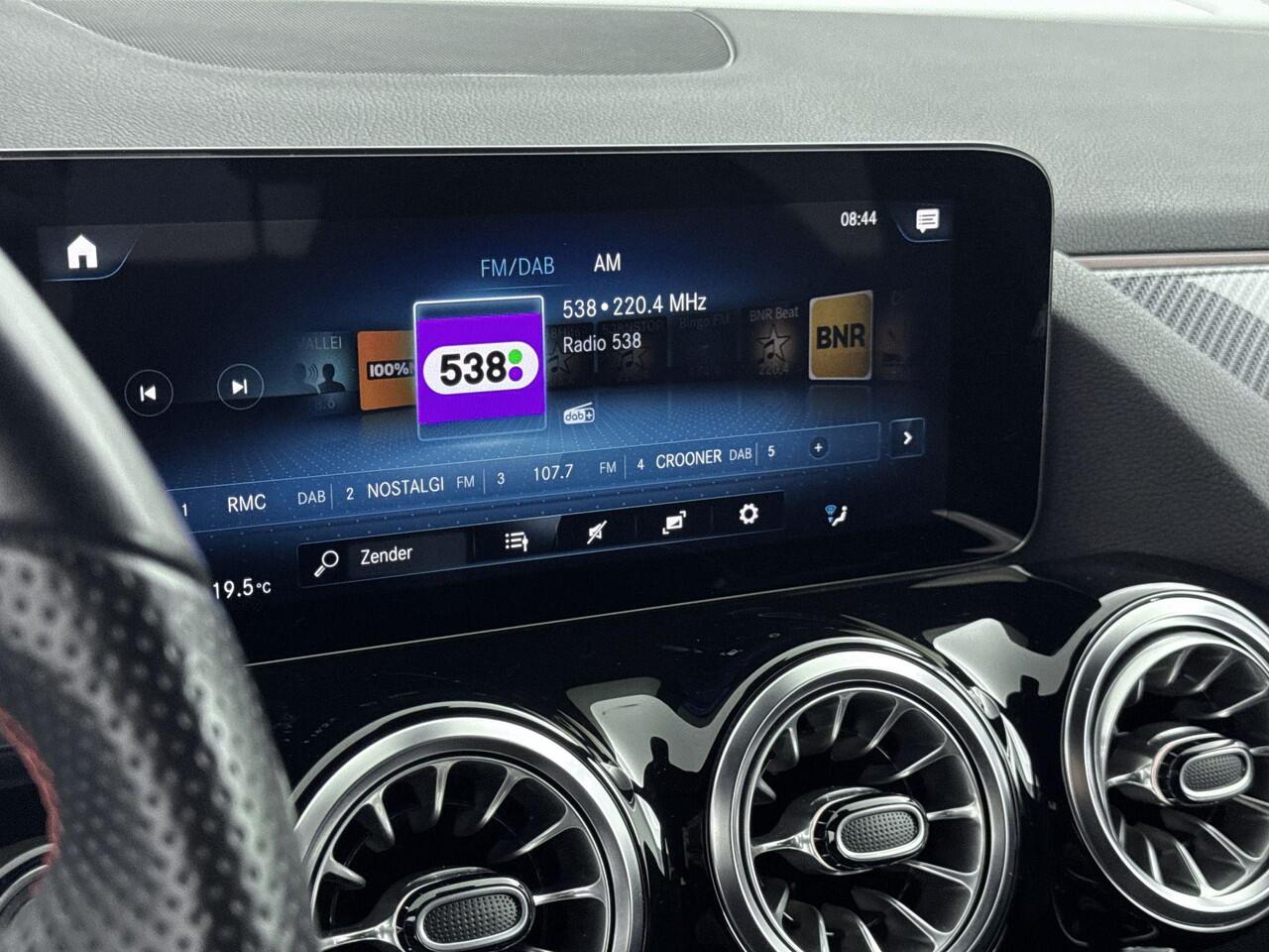 Mercedes-Benz B-KLASSE 250 e AMG Line 218PK | Automaat | Stoelverwarming | Half-Lederen Bekleding | Navigatie | Achteruitrijcamera | Elektrische Achterklep | Carbon Dashboard