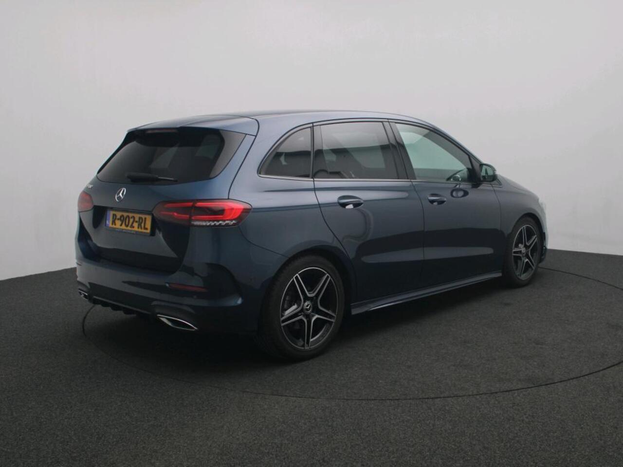 Mercedes-Benz B-KLASSE 180 Business Solution AMG | Night pakket | Achteruitrijcamera | Sfeerverlichting | Stoelverwarming | Widescreen
