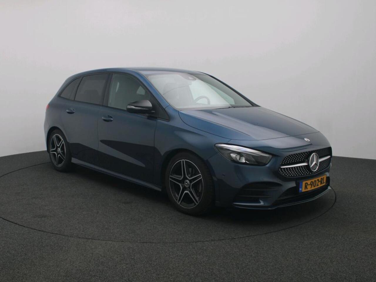 Mercedes-Benz B-KLASSE 180 Business Solution AMG | Night pakket | Achteruitrijcamera | Sfeerverlichting | Stoelverwarming | Widescreen