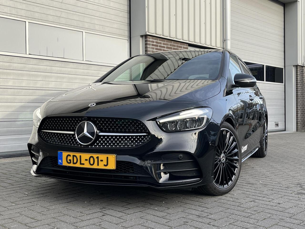 Mercedes-Benz B-KLASSE 180 AMG Line | Night Pakket | Panoramadak | Dodehoekassistent | Advanced Sound System | Augmented Reality voor Navigatie | Sfeerverlichting | Stoelverwarming | Apple CarPlay | Android Auto | Sierdelen Aluminium | Elektrische Achterklep | Achteruitrijcame