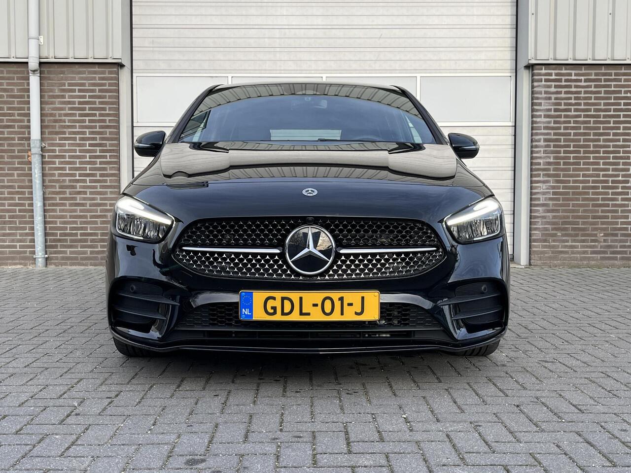 Mercedes-Benz B-KLASSE 180 AMG Line | Night Pakket | Panoramadak | Dodehoekassistent | Advanced Sound System | Augmented Reality voor Navigatie | Sfeerverlichting | Stoelverwarming | Apple CarPlay | Android Auto | Sierdelen Aluminium | Elektrische Achterklep | Achteruitrijcame