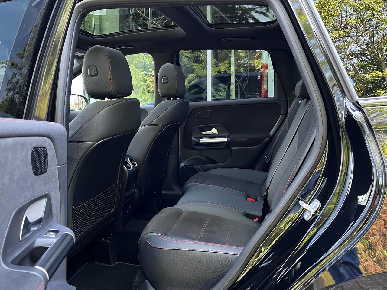 Mercedes-Benz B-KLASSE 180 AMG Line | Premium PLUS | Nightpakket | Panoramadak | 360° Camera | Memorystoelen verwarmd | Head-up Display | Sfeerverlichting