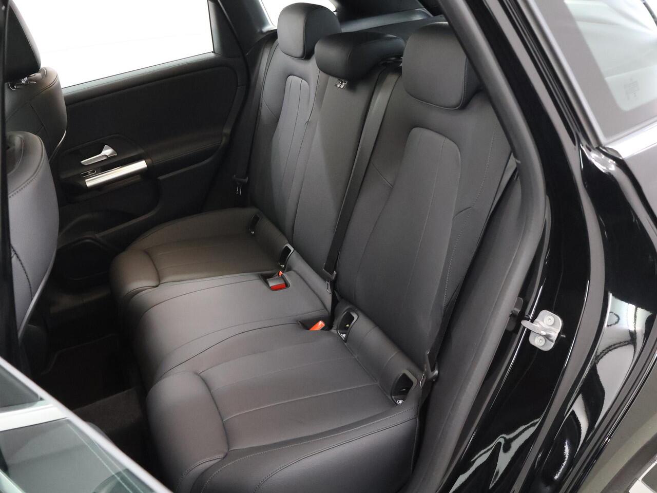 Mercedes-Benz B-KLASSE 180 Business Line | Panoramadak | Stoelverwarming | Achteruitrijcamera | Thermotronic |