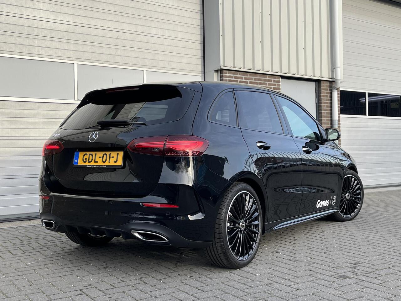 Mercedes-Benz B-KLASSE 180 AMG Line | Night Pakket | Panoramadak | Dodehoekassistent | Advanced Sound System | Augmented Reality voor Navigatie | Sfeerverlichting | Stoelverwarming | Apple CarPlay | Android Auto | Sierdelen Aluminium | Elektrische Achterklep | Achteruitrijcame