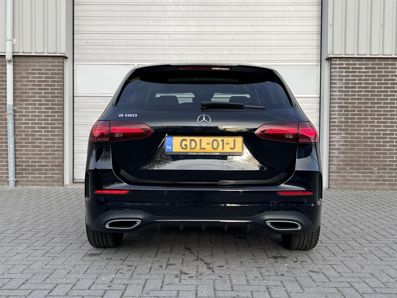Mercedes-Benz B-KLASSE 180 AMG Line | Night Pakket | Panoramadak | Dodehoekassistent | Advanced Sound System | Augmented Reality voor Navigatie | Sfeerverlichting | Stoelverwarming | Apple CarPlay | Android Auto | Sierdelen Aluminium | Elektrische Achterklep | Achteruitrijcame