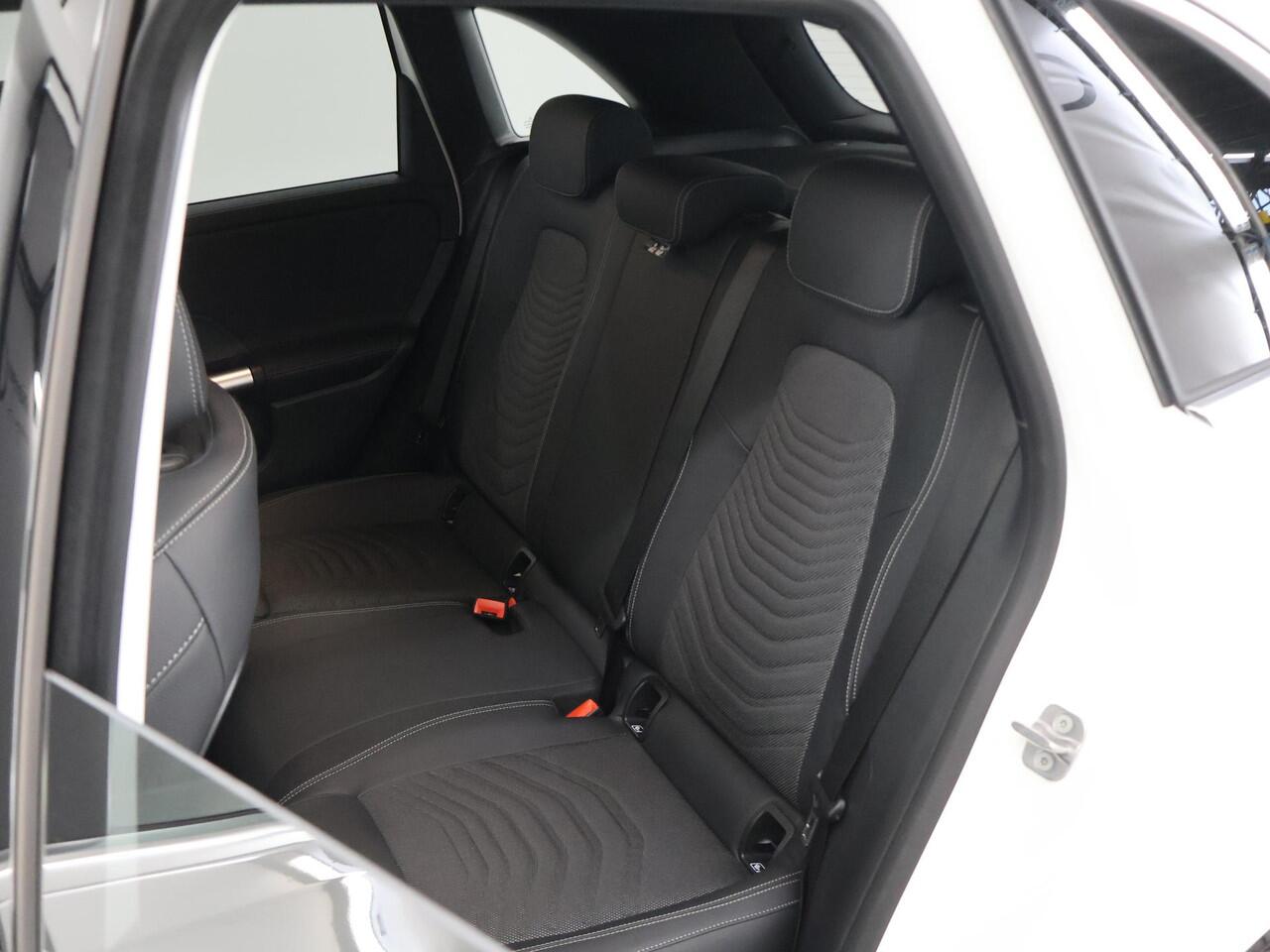 Mercedes-Benz B-KLASSE 250 e Luxury Line | Trekhaak | Getint glas | Verwarmd stuur | Apple carplay |