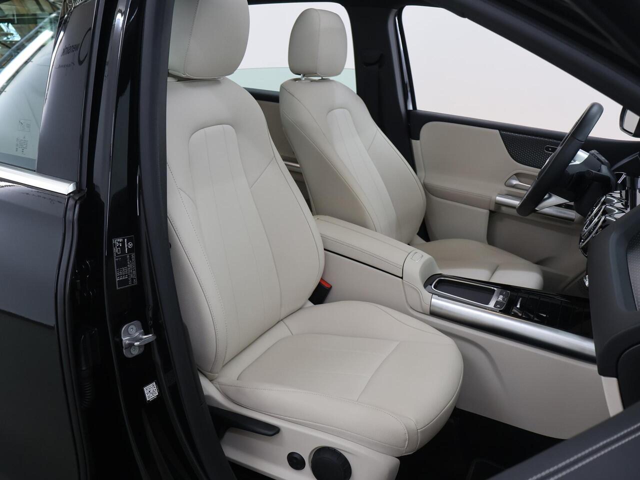 Mercedes-Benz B-KLASSE 250 e Luxury Line | Beige bekleding | Panoramadak | Trekhaak | Verwarmd stuur | Elektrische achterklep |