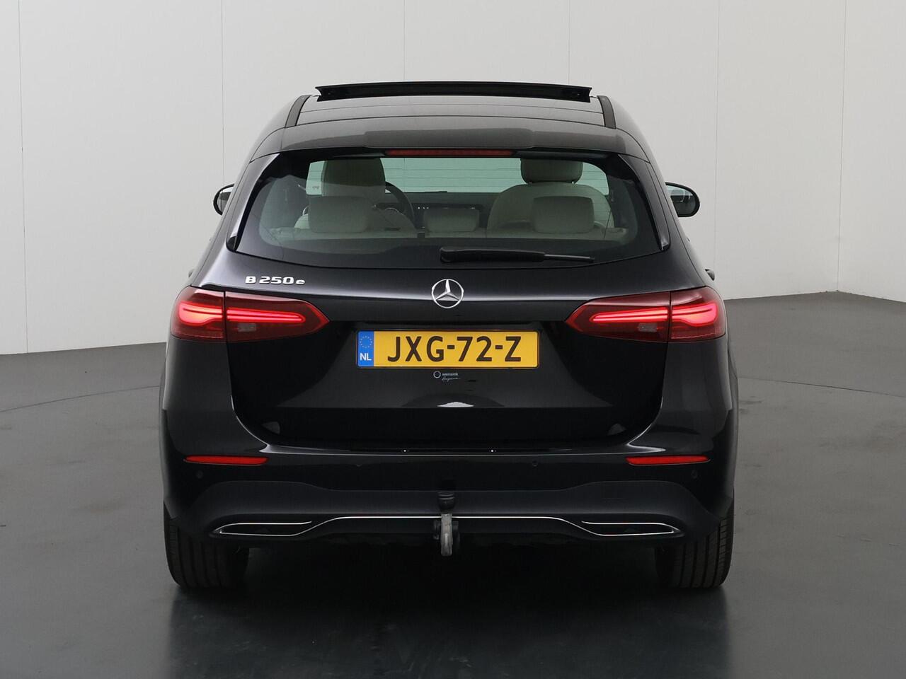 Mercedes-Benz B-KLASSE 250 e Luxury Line | Beige bekleding | Panoramadak | Trekhaak | Verwarmd stuur | Elektrische achterklep |