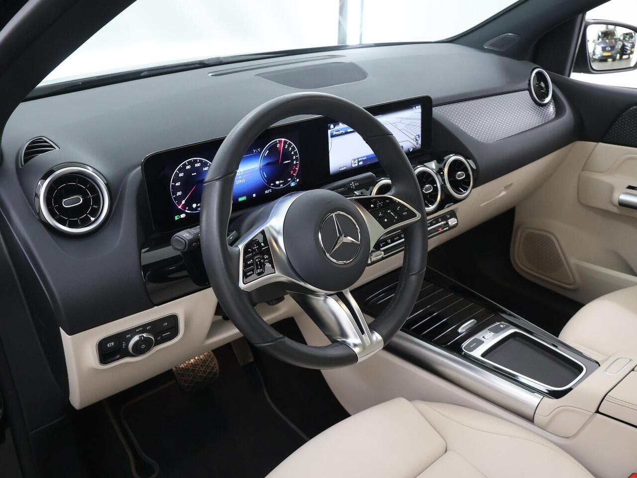 Mercedes-Benz B-KLASSE 250 e Luxury Line | Beige bekleding | Panoramadak | Trekhaak | Verwarmd stuur | Elektrische achterklep |
