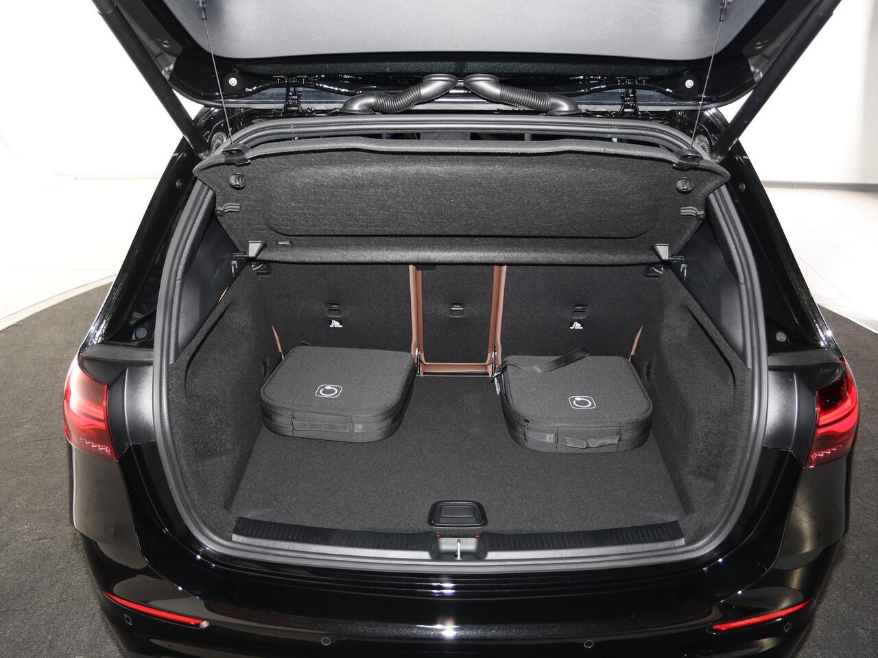 Mercedes-Benz B-KLASSE 250e Business Solution AMG | Panoramaschuifdak | Winter pakket | Achteruitrijcamera | Trekhaak |