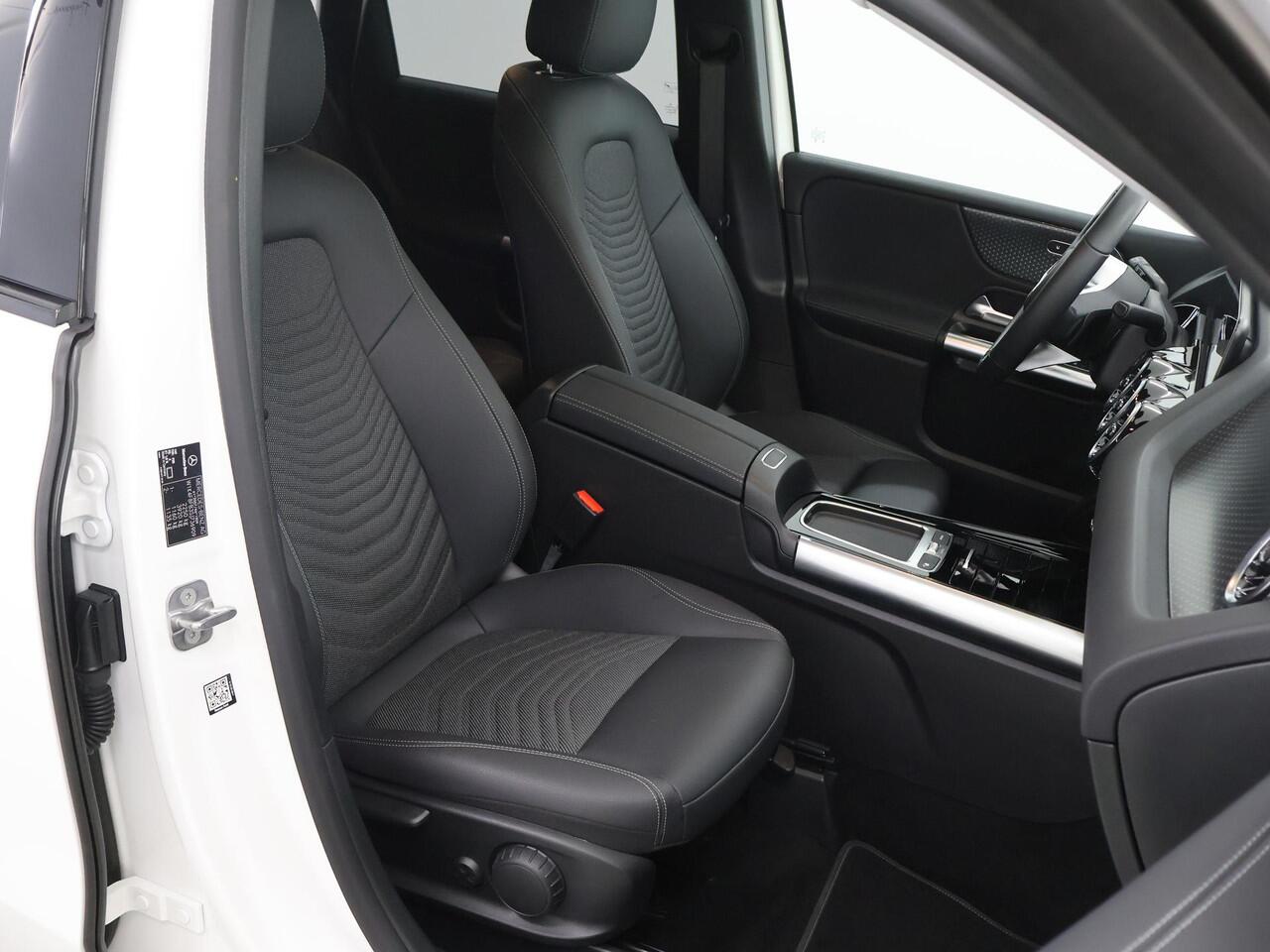 Mercedes-Benz B-KLASSE 250 e Star Edition Luxury Line | Night pakket | Trekhaak elektrisch | Stoelverwarming | Verwarmd stuur |