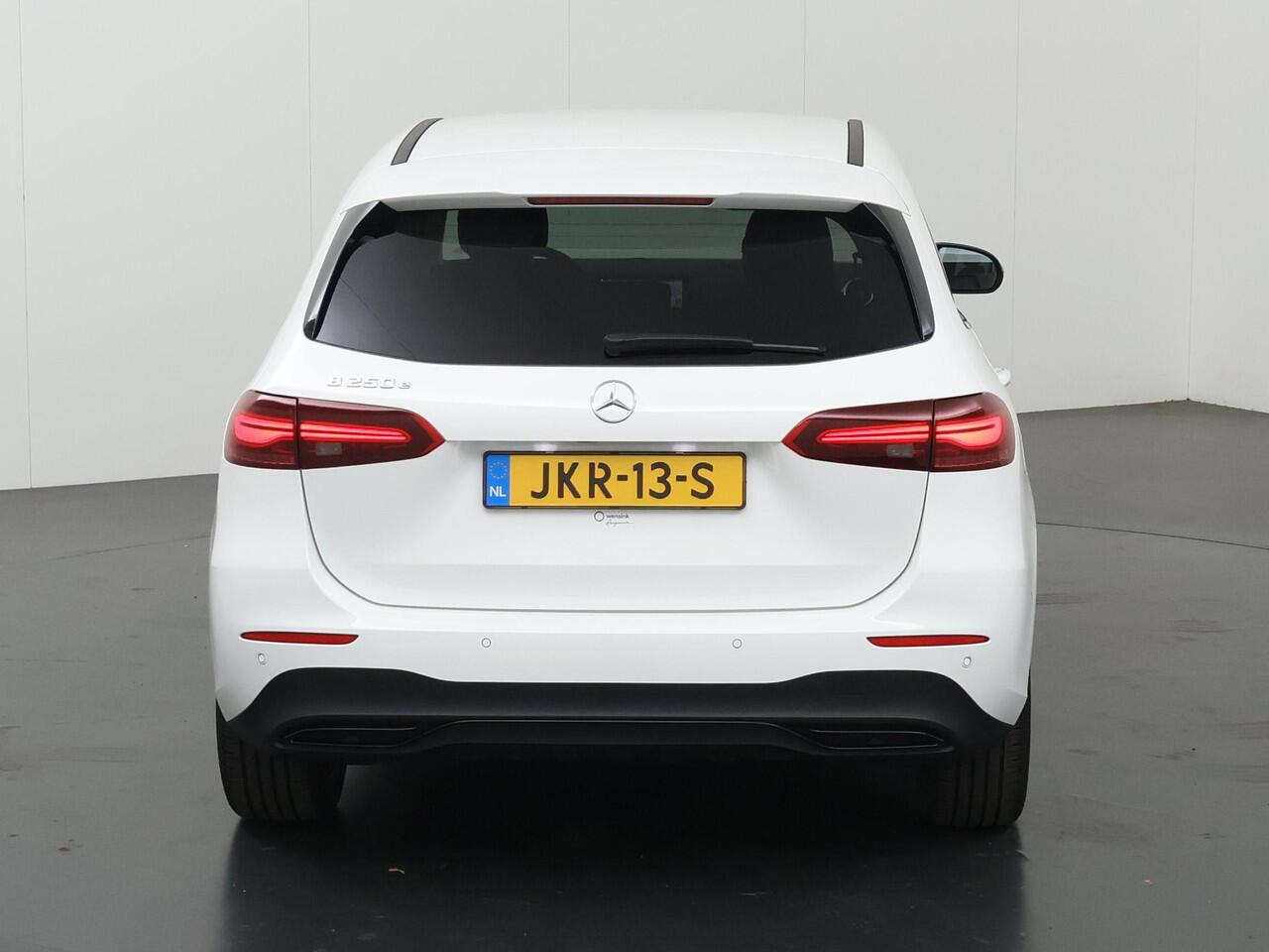 Mercedes-Benz B-KLASSE 250 e Star Edition Luxury Line | Night pakket | Trekhaak elektrisch | Stoelverwarming | Verwarmd stuur |