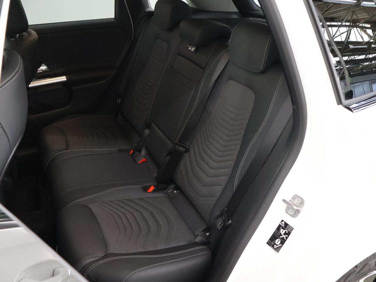 Mercedes-Benz B-KLASSE 250 e Star Edition Luxury Line | Night pakket | Trekhaak elektrisch | Stoelverwarming | Verwarmd stuur |