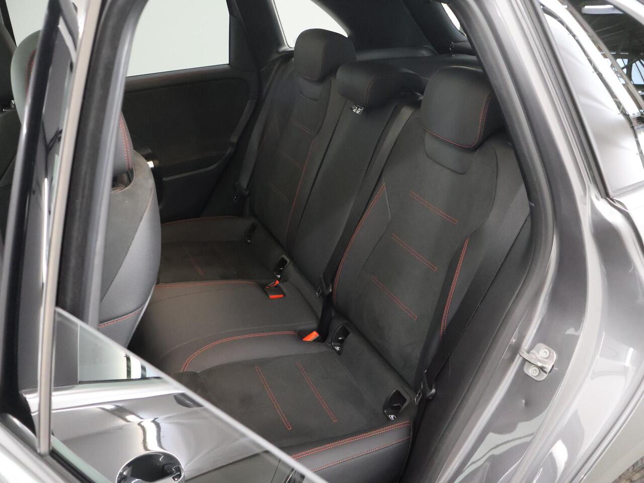 Mercedes-Benz B-KLASSE 250 e AMG Line | Panoramadak | Trekhaak | Stoelverwarming |