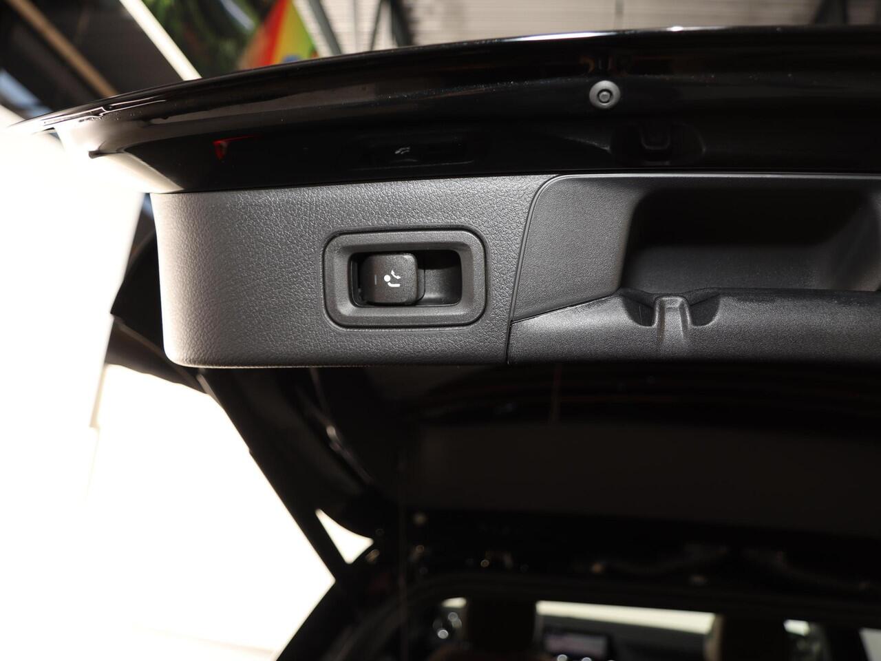 Mercedes-Benz B-KLASSE 250e Business Solution AMG | Panoramaschuifdak | Winter pakket | Achteruitrijcamera | Trekhaak |