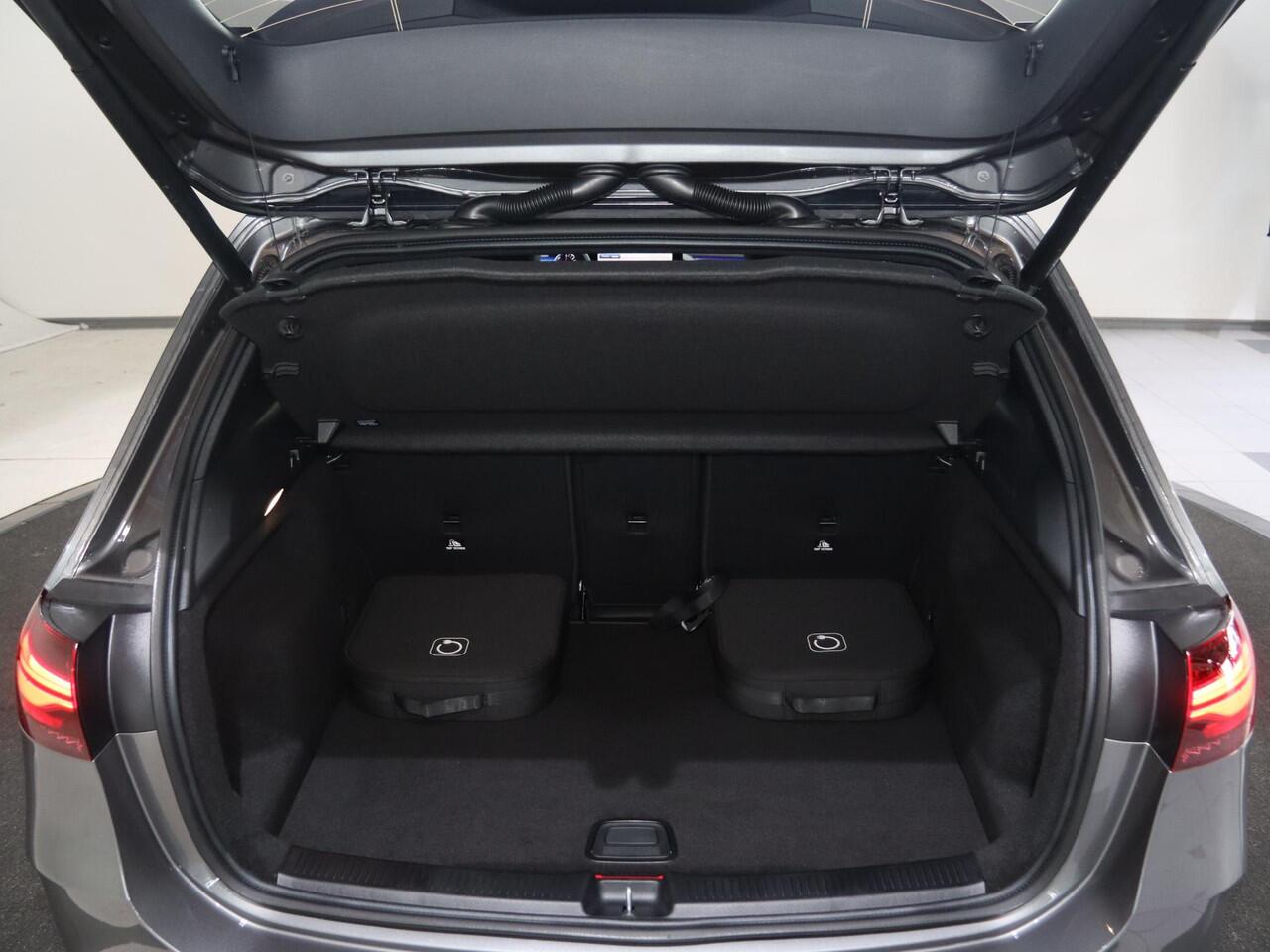 Mercedes-Benz B-KLASSE 250e Business Solution AMG | Panoramaschuifdak | Night | Winter pakket | Trekhaak | Stoelverwarming |