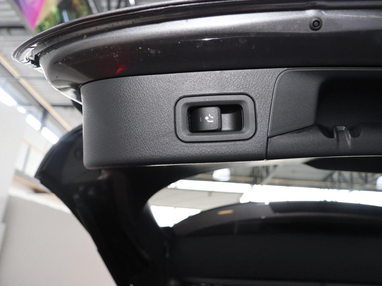 Mercedes-Benz B-KLASSE 250e Business Solution AMG | Panoramaschuifdak | Night | Winter pakket | Trekhaak | Stoelverwarming |