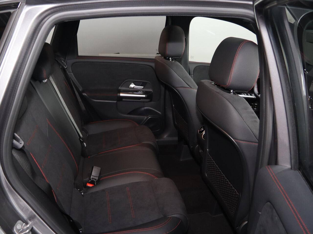 Mercedes-Benz B-KLASSE 250e Business Solution AMG | Panoramaschuifdak | Night | Winter pakket | Trekhaak | Stoelverwarming |