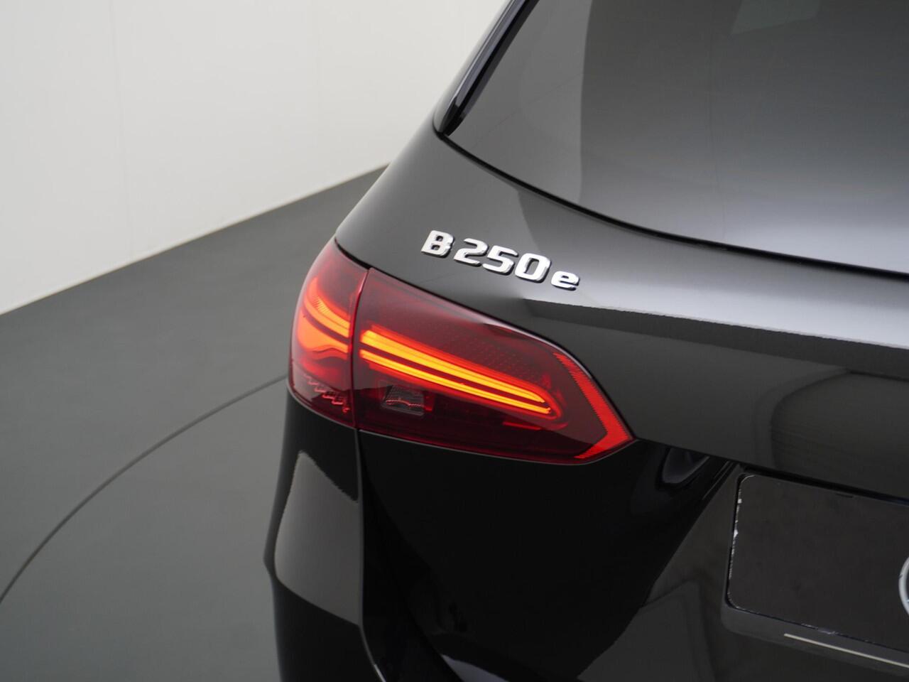 Mercedes-Benz B-KLASSE 250 e Business Solution AMG | Trekhaak Wegklapbaar | Distronic Cruise Control | Panorama - Schuifdak | Memorystoelen | Multibeam Led | Apple Carplay & Android Auto | Head-Up Display | 360° Camera