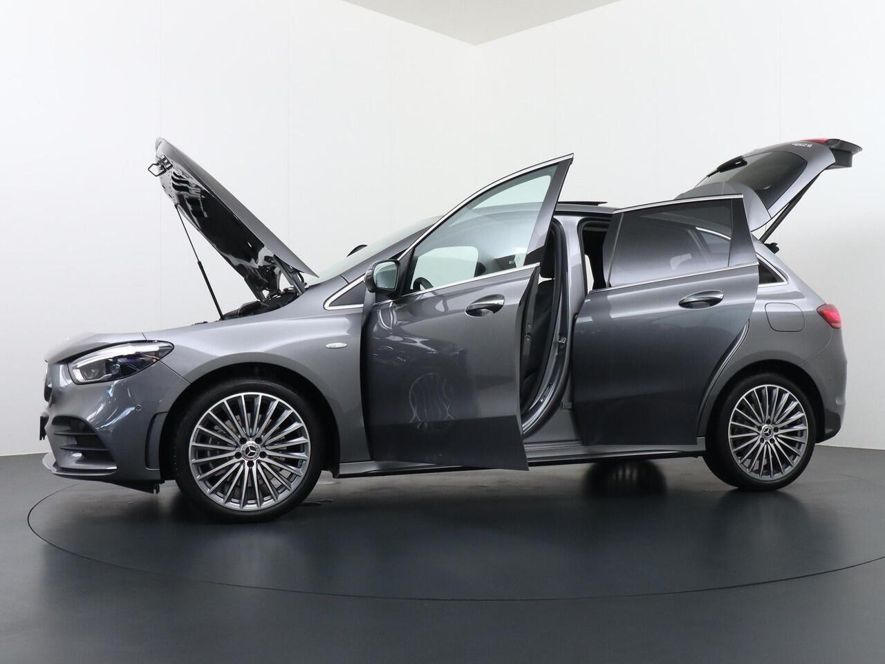 Mercedes-Benz B-KLASSE 250 e Business Solution AMG | Distronic Cruise Control | Panorama - Schuifdak | Trekhaak Wegklapbaar | Multibeam Led | Stoelverwarming Voorin | Apple Carplay & Android Auto | 360° Camera