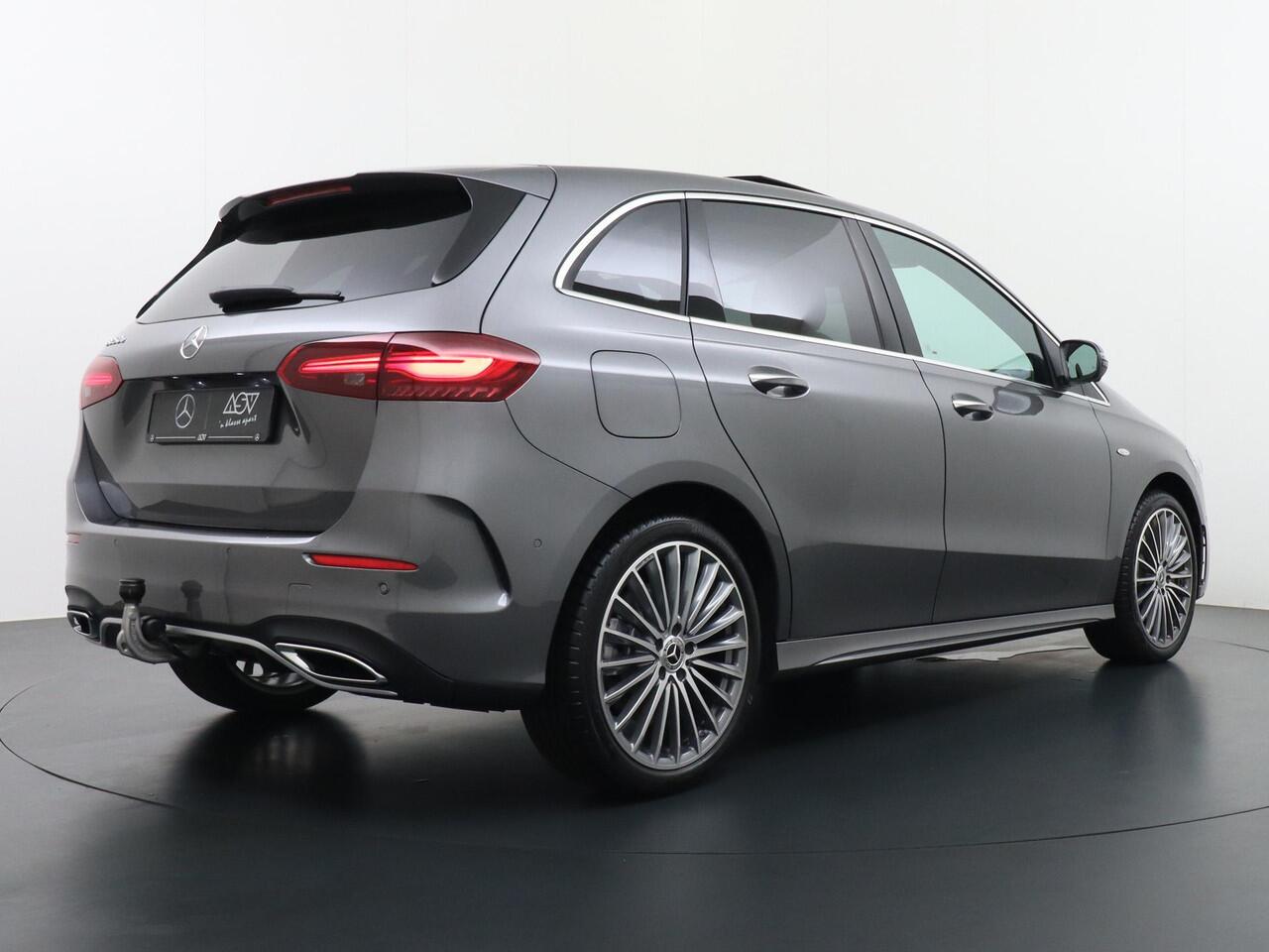 Mercedes-Benz B-KLASSE 250 e Business Solution AMG | Distronic Cruise Control | Panorama - Schuifdak | Trekhaak Wegklapbaar | Multibeam Led | Stoelverwarming Voorin | Apple Carplay & Android Auto | 360° Camera
