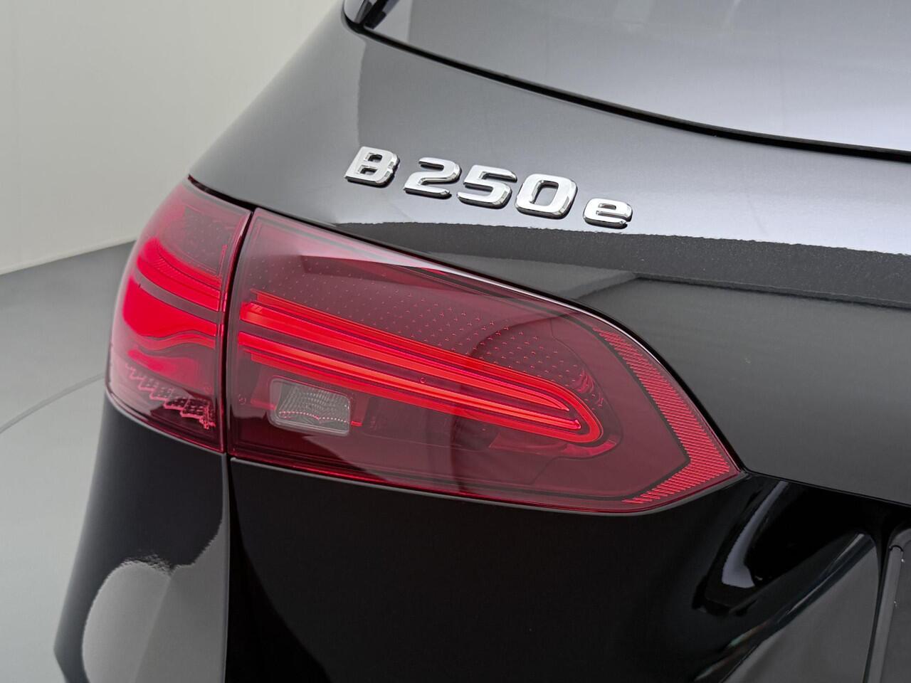 Mercedes-Benz B-KLASSE 250 e Business Solution AMG | Trekhaak Wegklapbaar | Multibeam Led | Panorama - Schuifdak | Apple Carplay & Android Auto | DAB+ Radio | Nightpakket | Achteruitrijcamera