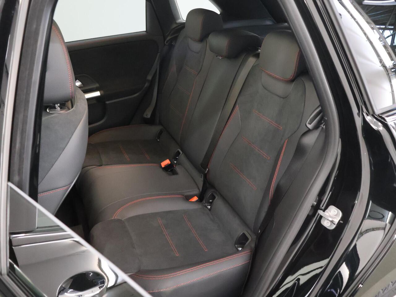 Mercedes-Benz B-KLASSE 250e Business Solution AMG | Panoramaschuifdak | Night | Premium plus pakket | Winter pakket | Trekhaak | Head-up display |