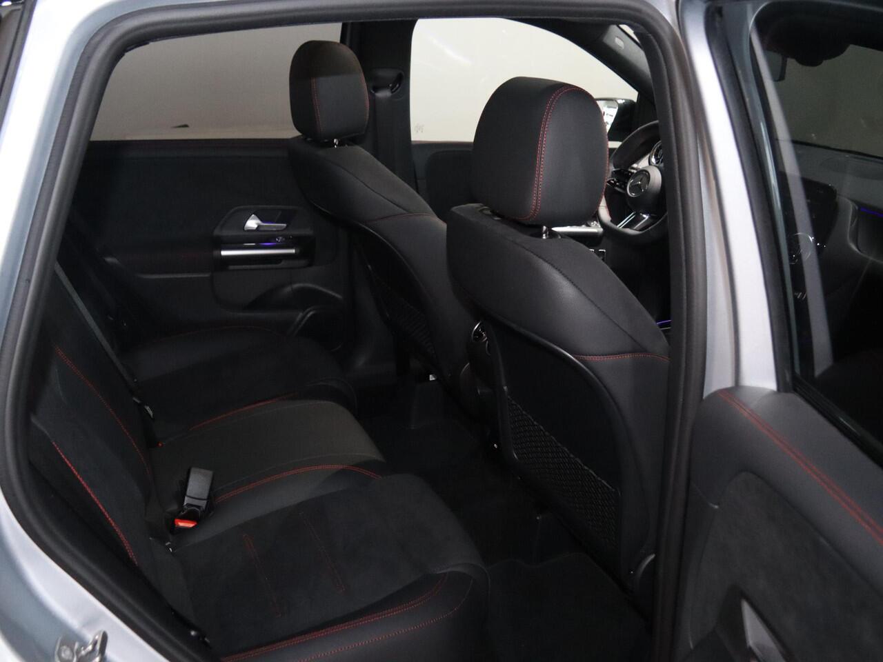 Mercedes-Benz B-KLASSE 250e Business Solution AMG | Panoramaschuifdak | Night | Winter pakket | Trekhaak | Stoelverwarming |