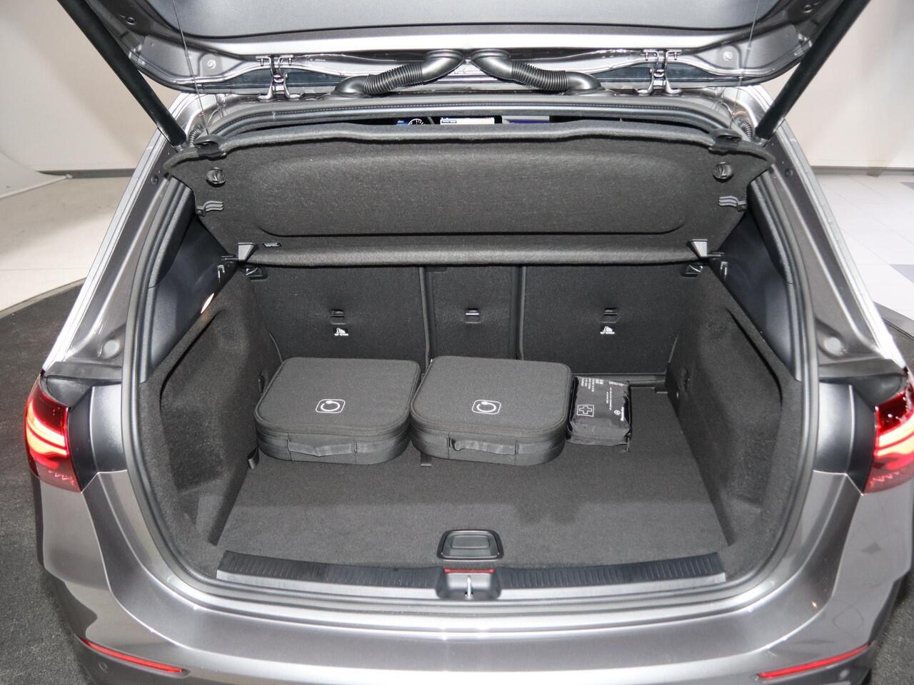 Mercedes-Benz B-KLASSE 250e Business Solution AMG | Panoramaschuifdak | Night | Premium plus pakket | Winter pakket | Trekhaak | Head-up display |