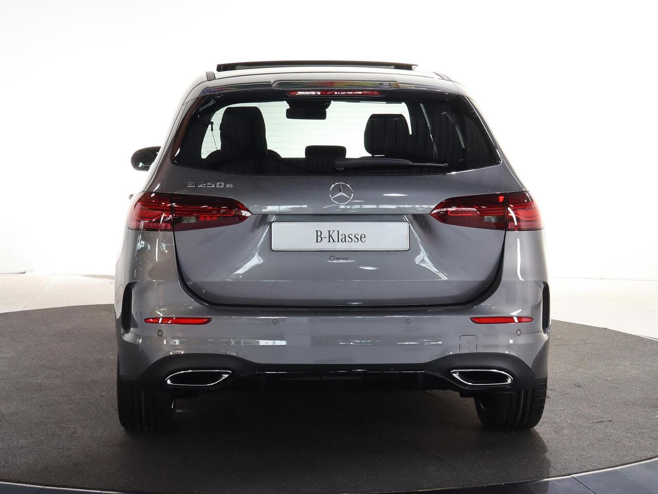 Mercedes-Benz B-KLASSE 250e Business Solution AMG | Panoramaschuifdak | Night | Premium plus pakket | Winter pakket | Trekhaak | Head-up display |