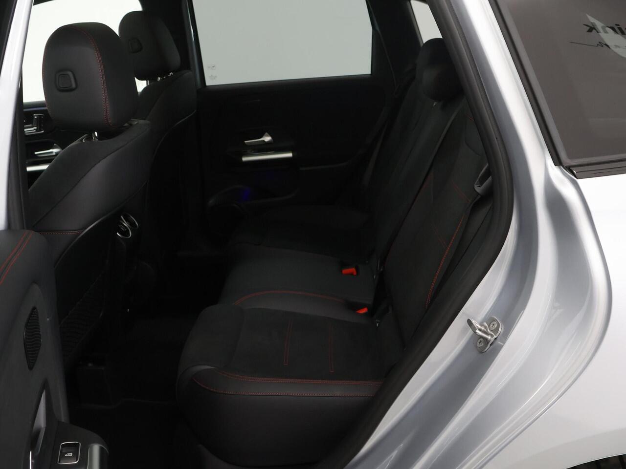 Mercedes-Benz B-KLASSE 250e Business Solution AMG | Panoramaschuifdak | Night | Premium plus pakket | Winter pakket | Trekhaak | Head-up display |