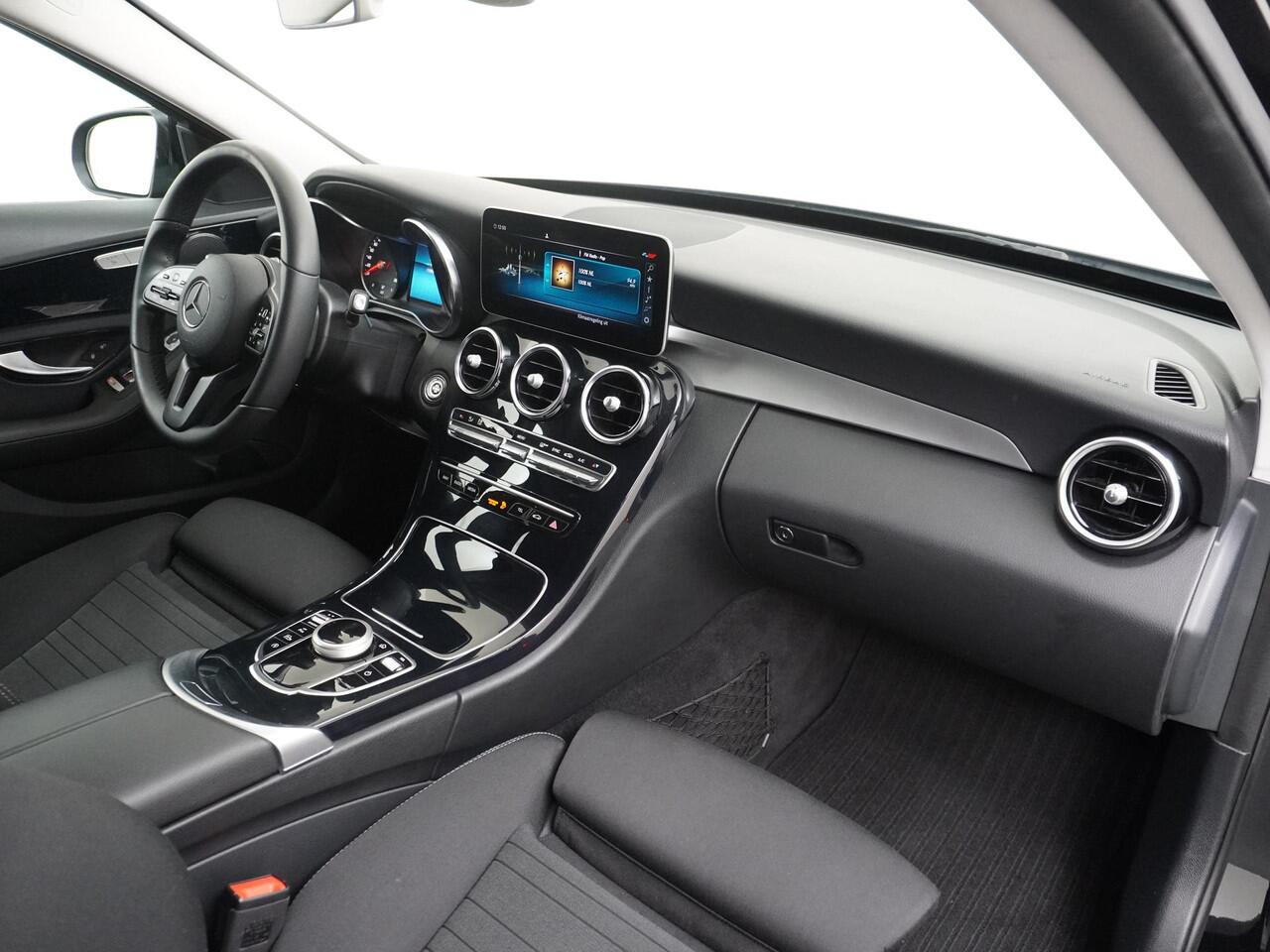 Mercedes-Benz C-KLASSE 300 Avantgarde Facelift Navigatie Camera Stoelverwarming Adaptive Cruise Stuur assistent