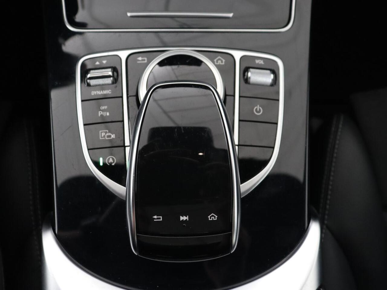 Mercedes-Benz C-KLASSE 160 AMG Uprade Edition | Panoramadak | Stoelverwarming | Camera | Carplay | Leder/Alcantara | Navigatie | Digital Cockpit | Full LED | Climate control | Park Assist