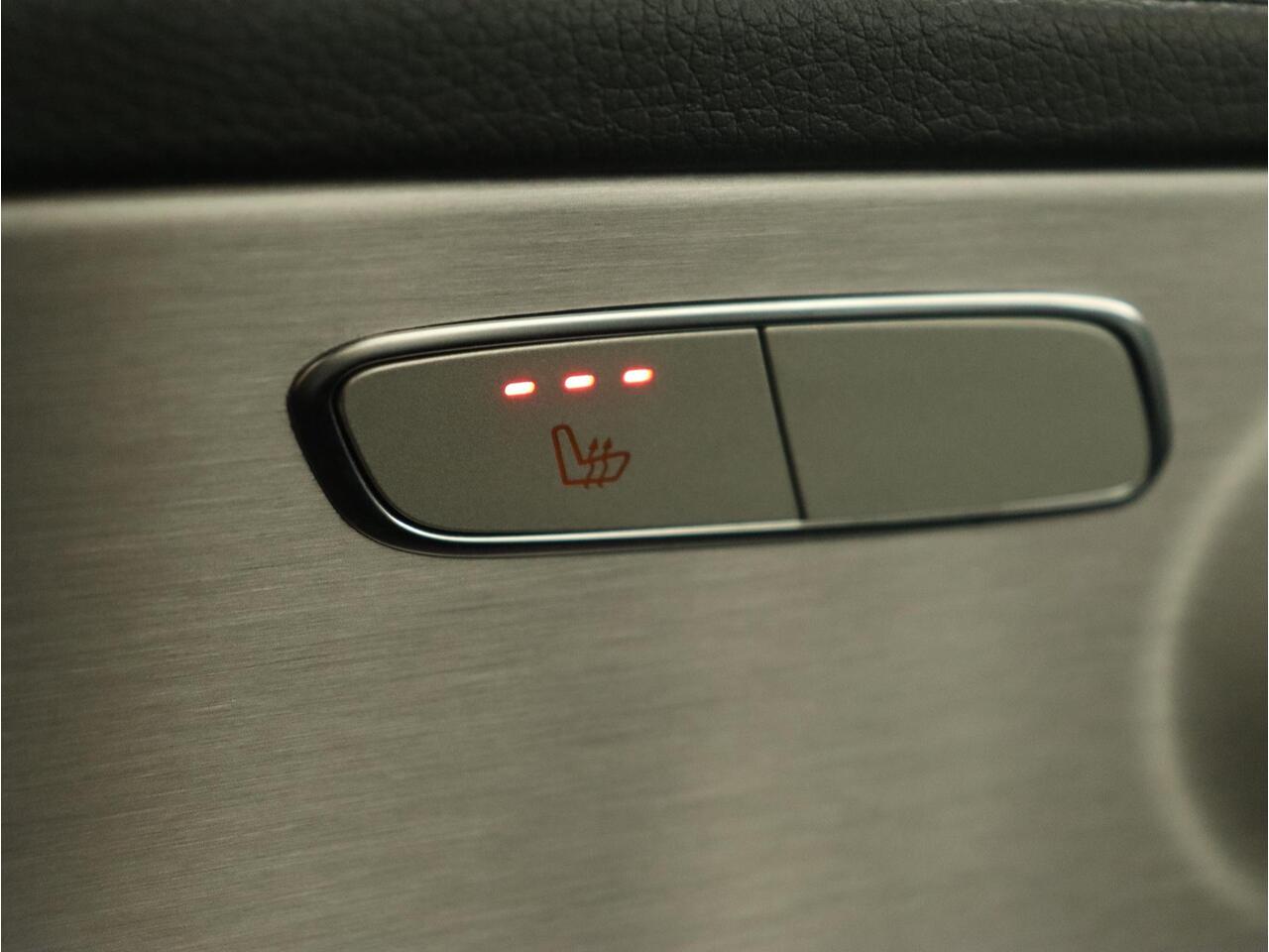 Mercedes-Benz C-KLASSE 300e AMG Limited | Panoramadak | 360 Camera | Stoelverwarming | Carplay | Matrix LED | Leder/Alcantara | Navigatie | Park Assist | Sfeerverlichting | PHEV | Plug In