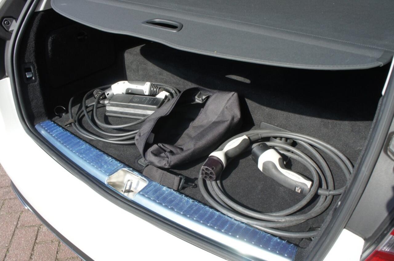 Mercedes-Benz C-KLASSE C 300e Estate Avantgarde Hybrid 320pk