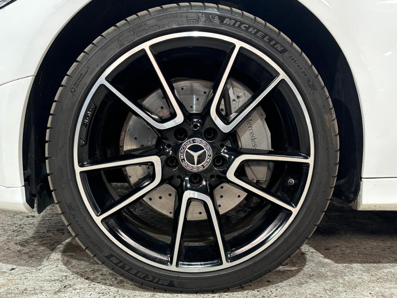 Mercedes-Benz C-KLASSE Estate 300 e | AMG | Night | Panoramadak | Apple Carplay | 20 inch | Dealeronderhouden |