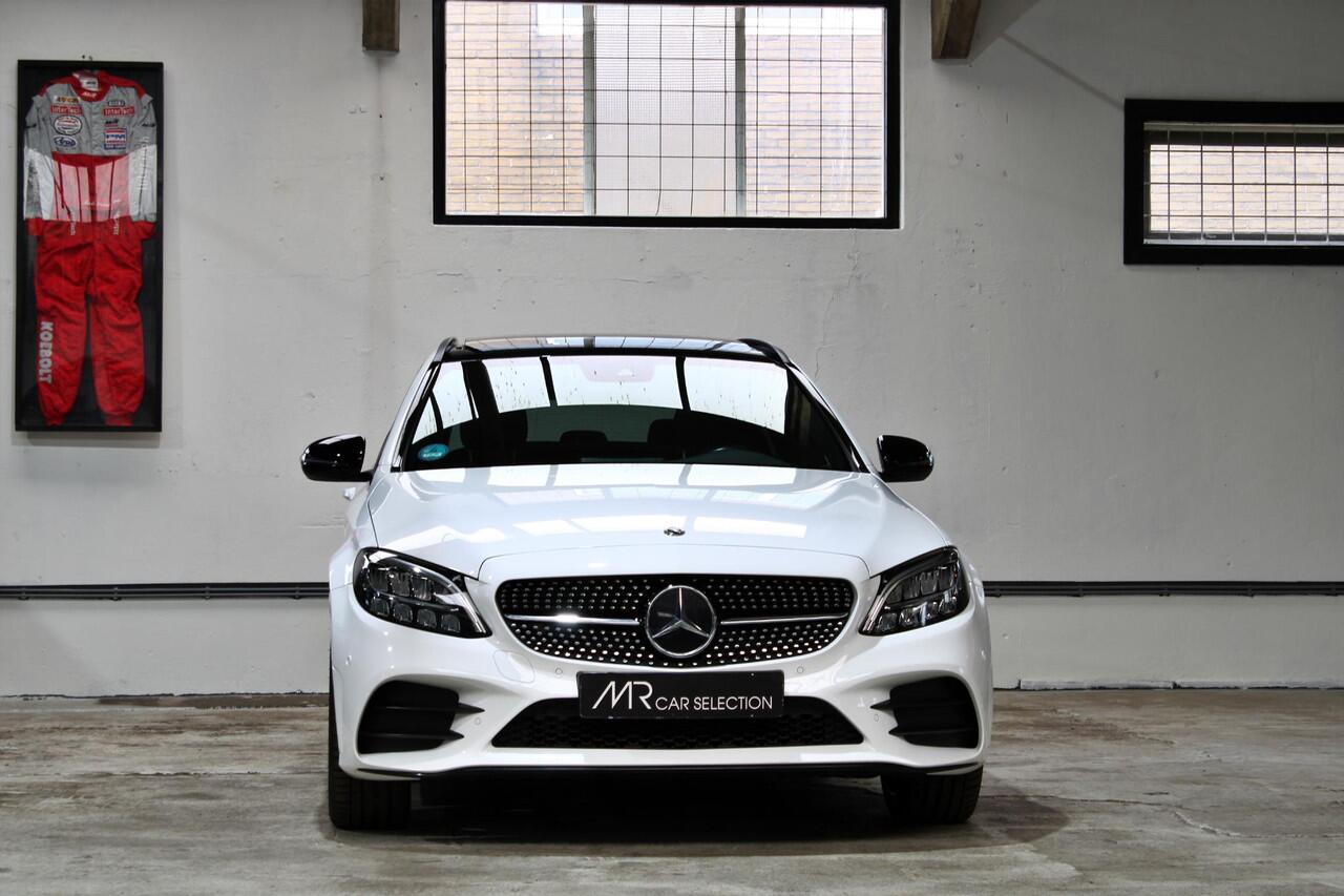Mercedes-Benz C-KLASSE Estate 300 e | AMG | Night | Panoramadak | Apple Carplay | 20 inch | Dealeronderhouden |