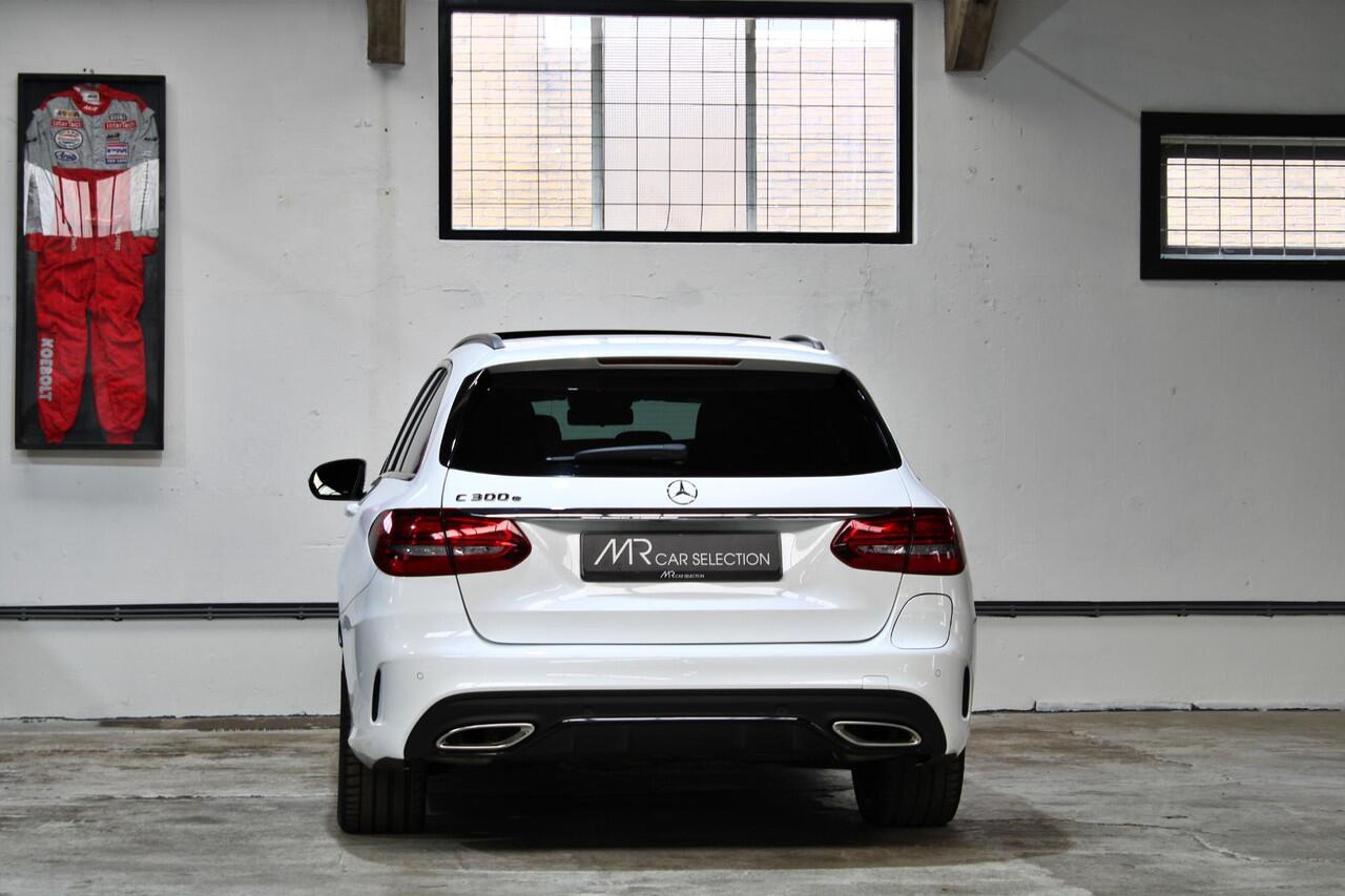 Mercedes-Benz C-KLASSE Estate 300 e | AMG | Night | Panoramadak | Apple Carplay | 20 inch | Dealeronderhouden |